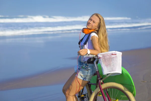 Surfer κορίτσι με ένα ποδήλατο — Stockfoto