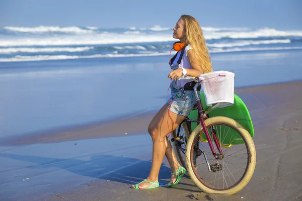 Surfista menina com uma bicicleta — Fotografia de Stock