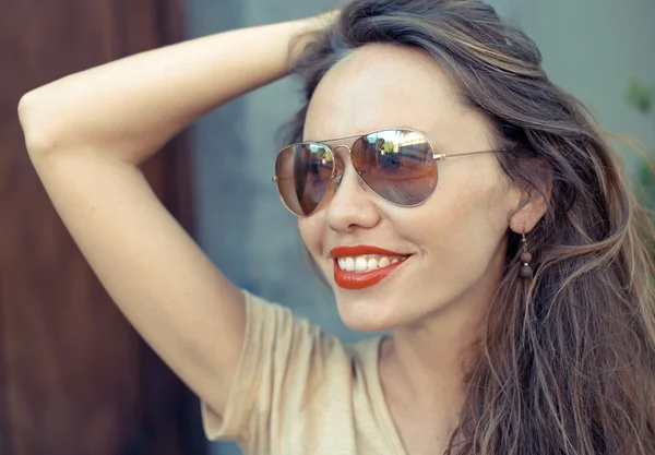 Portret van jonge mooie vrouw — Stockfoto