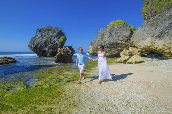 Pareja de boda amorosa en la costa del océano . — Foto de Stock