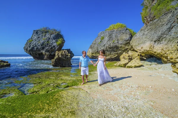 Liebendes Hochzeitspaar an der Küste. — Stockfoto