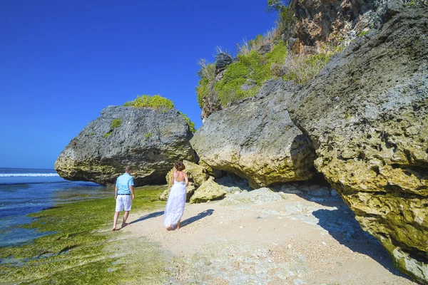 Pareja de boda amorosa en la costa del océano . — Foto de Stock