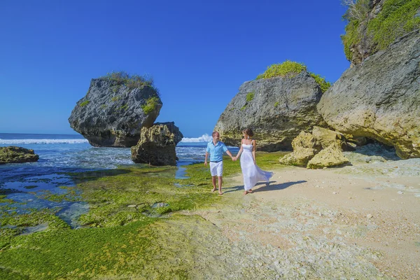 Seven düğün çift okyanus sahil şeridi üzerinde. — Stok fotoğraf