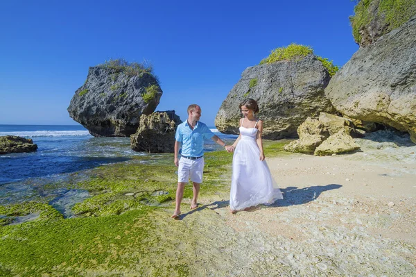 Pareja de boda amorosa en la costa del océano . —  Fotos de Stock