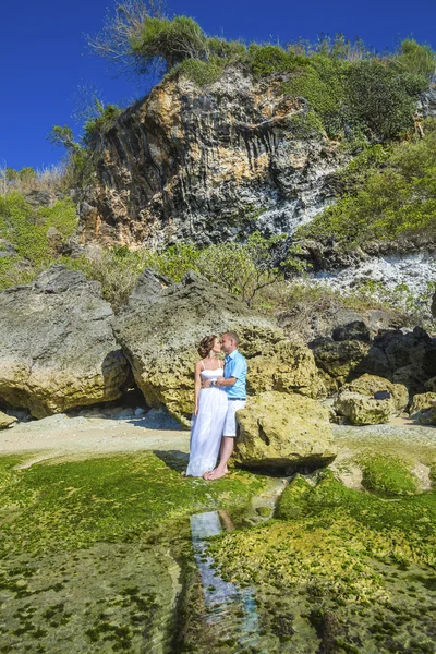 Pareja de boda amorosa en la costa del océano . — Foto de Stock