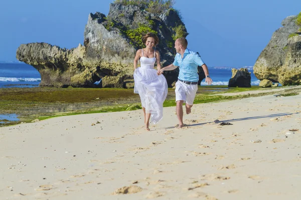 Liebendes Hochzeitspaar an der Küste. — Stockfoto