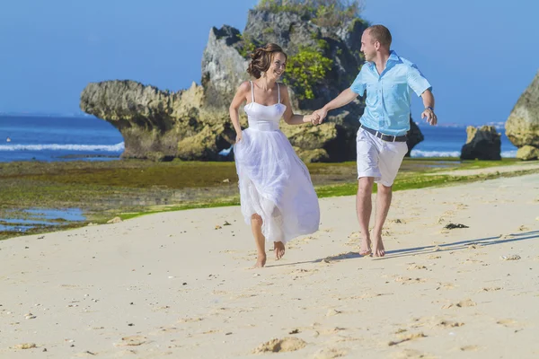 Liefdevolle bruidspaar aan Oceaan kust. — Stockfoto