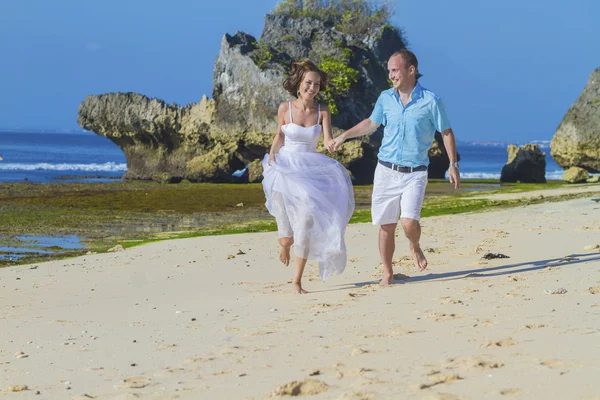 Liebendes Hochzeitspaar an der Küste. — Stockfoto