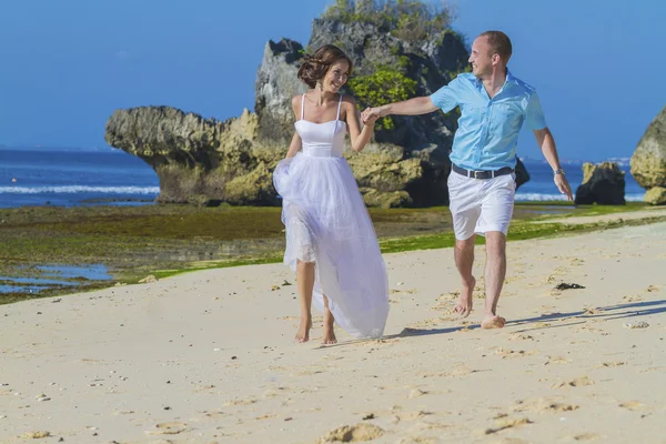 Pareja de boda amorosa en la costa del océano . —  Fotos de Stock