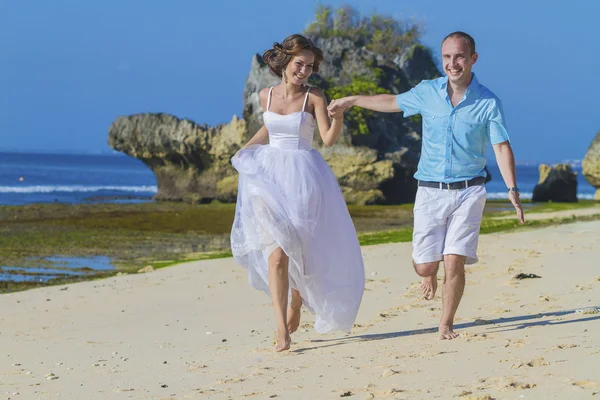 Pareja de boda amorosa en la costa del océano . — Foto de Stock