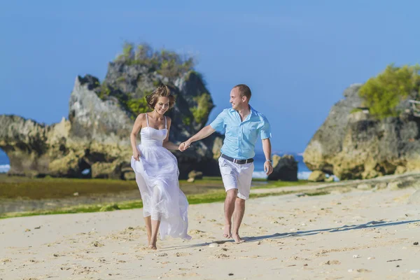 Liefdevolle bruidspaar aan Oceaan kust. — Stockfoto