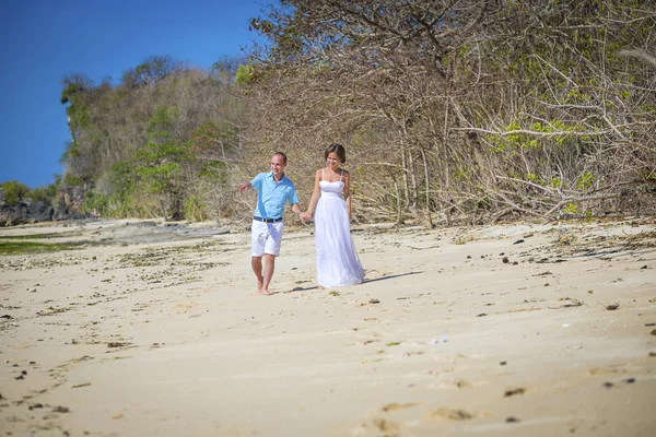 Loving Wedding Couple on Ocean Coastline. — Stock Photo, Image