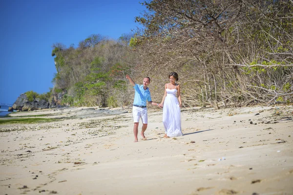 爱海洋海岸线上的新婚夫妇. — 图库照片