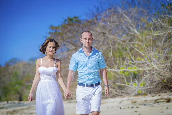 Liebendes Hochzeitspaar an der Küste. — Stockfoto