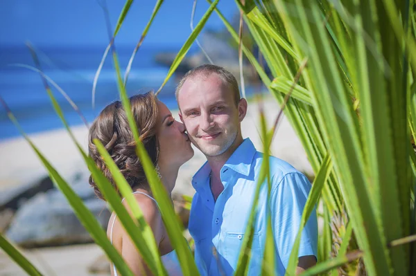 Aimer couple de mariage sur la côte de l'océan . — Photo