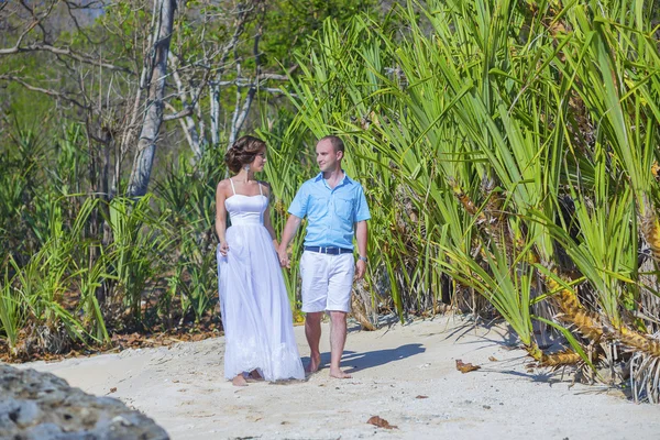 Pareja de boda amorosa en la costa del océano . —  Fotos de Stock