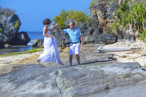 Pareja de boda amorosa en la costa del océano . —  Fotos de Stock