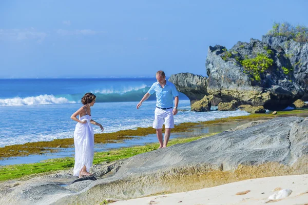 Liebendes Hochzeitspaar an der Küste. — Stockfoto