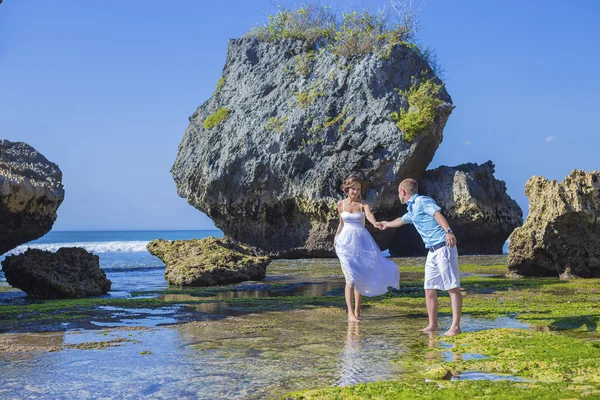 Liefdevolle bruidspaar aan Oceaan kust. — Stockfoto