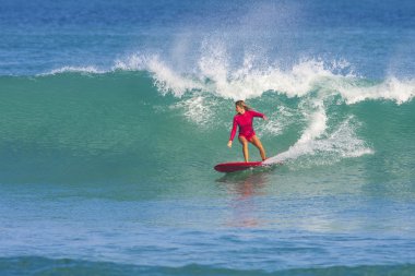 Dalga sörfçü kız