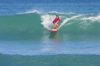 Dalga sörfçü kız