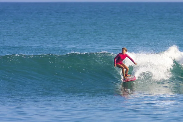 Surfista chica en la ola —  Fotos de Stock