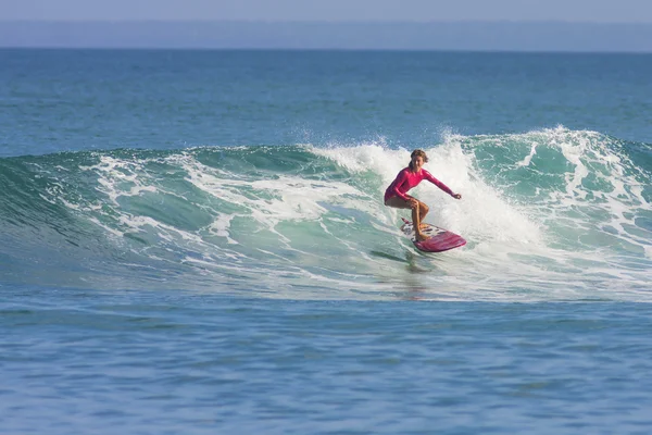 Surfista chica en la ola — Foto de Stock