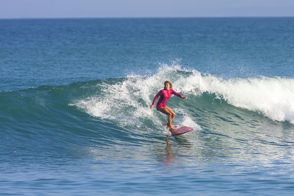 Surfista chica en la ola — Foto de Stock