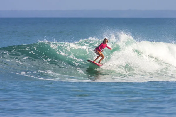 Surfista chica en la ola — Foto de Stock