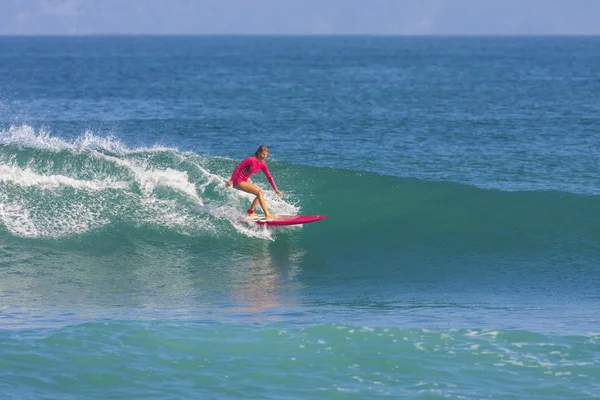 Surfista chica en la ola — Foto de Stock