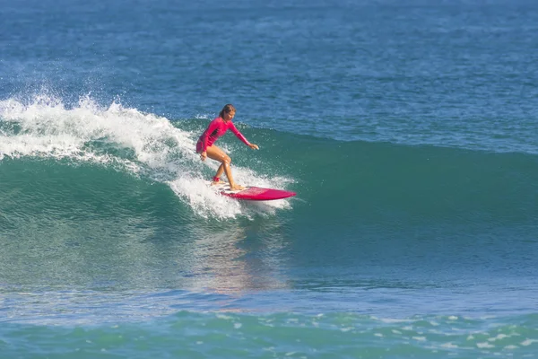 Surfista chica en la ola — Foto de Stock