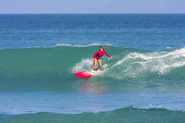 Surfista ragazza sull'onda — Foto Stock