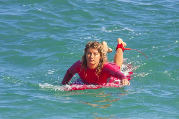 Surfista chica en la ola — Foto de Stock