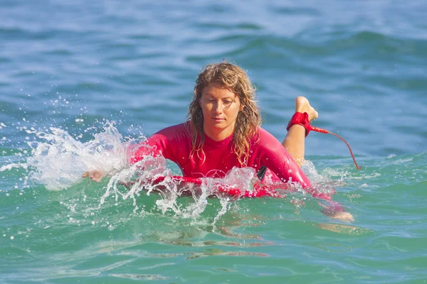 Surfista chica en la ola — Foto de Stock