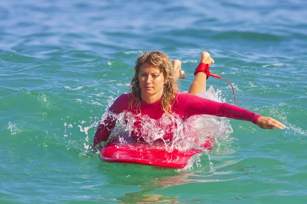 Surfista chica en la ola — Foto de Stock