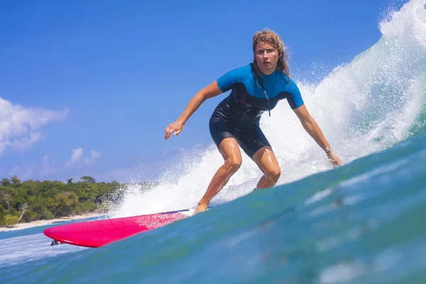 Surfer dívka na vlně — Stock fotografie