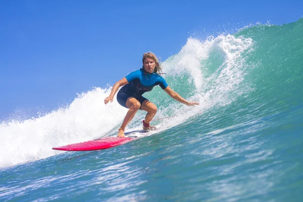 Surfer dívka na vlně — Stock fotografie