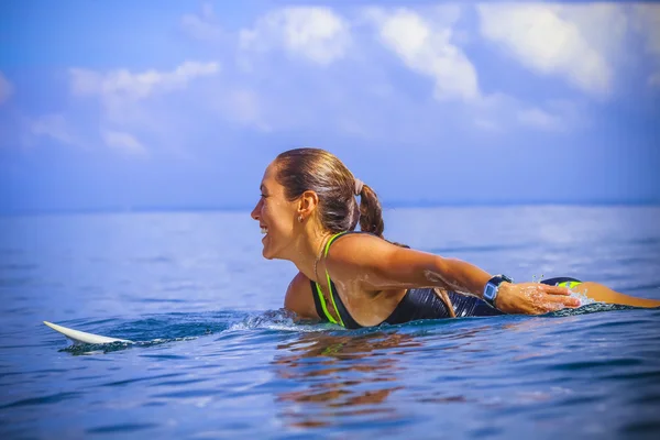 素晴らしい青い波にサーファーの女の子 — ストック写真