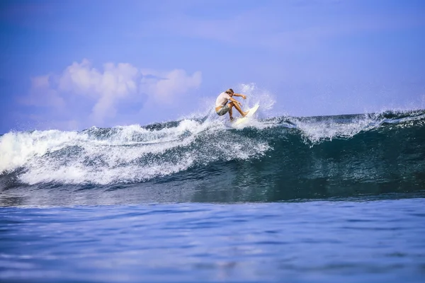 Surfista na incrível onda azul — Fotografia de Stock