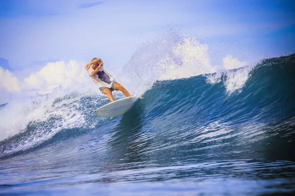 Surfista na incrível onda azul — Fotografia de Stock