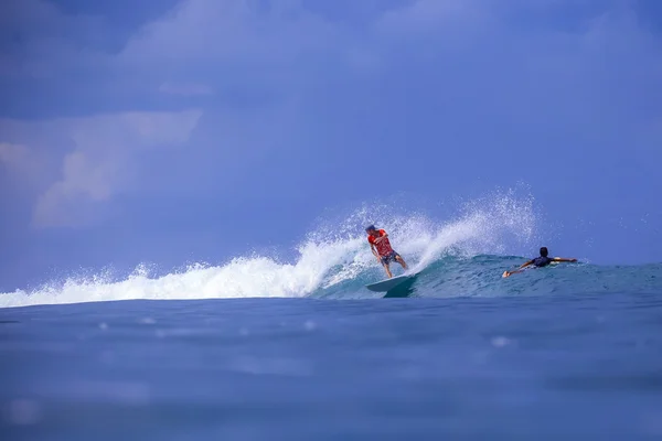 Surfista na incrível onda azul — Fotografia de Stock