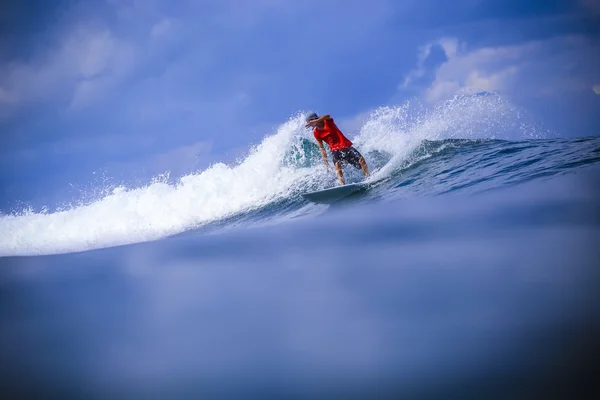 Surfer auf erstaunlicher blauer Welle — Stockfoto