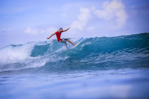 Surfer na niesamowite Błękitna fala — Zdjęcie stockowe