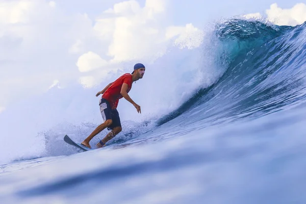 Surfer na niesamowite Błękitna fala — Zdjęcie stockowe