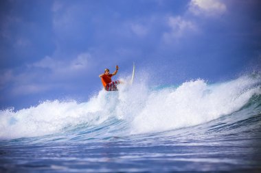 Harika mavi dalga sörfçü