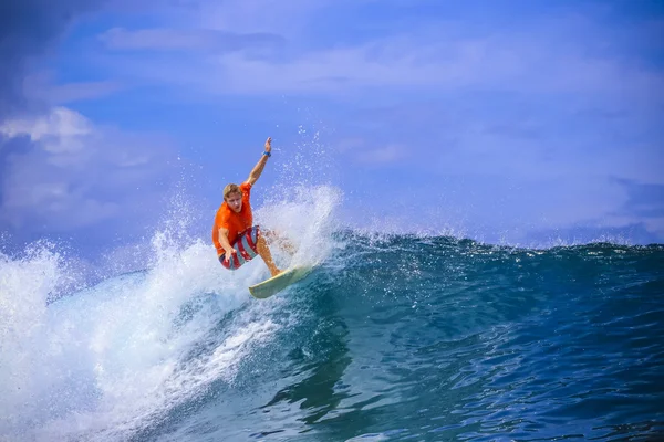 Surfař na úžasné modré vlny — Stock fotografie