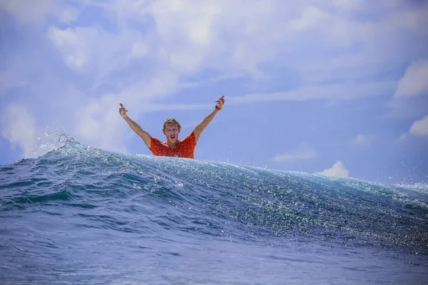 Surfista na incrível onda azul — Fotografia de Stock