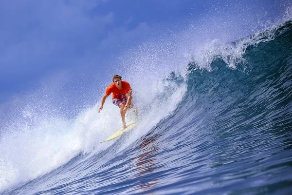 Surfer op verbazingwekkende blauwe Golf — Stockfoto