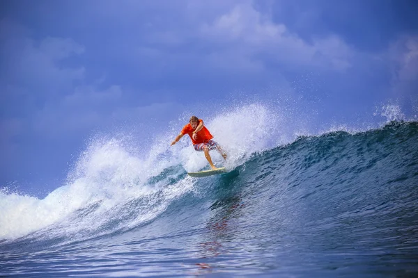 Surfer op verbazingwekkende blauwe Golf — Stockfoto