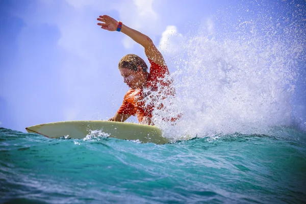 Surfista en Amazing Blue Wave —  Fotos de Stock